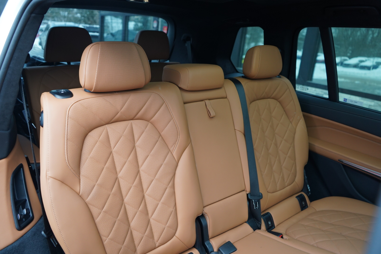 BMW X7 xDrive40i Sports Activity Vehicle 2025