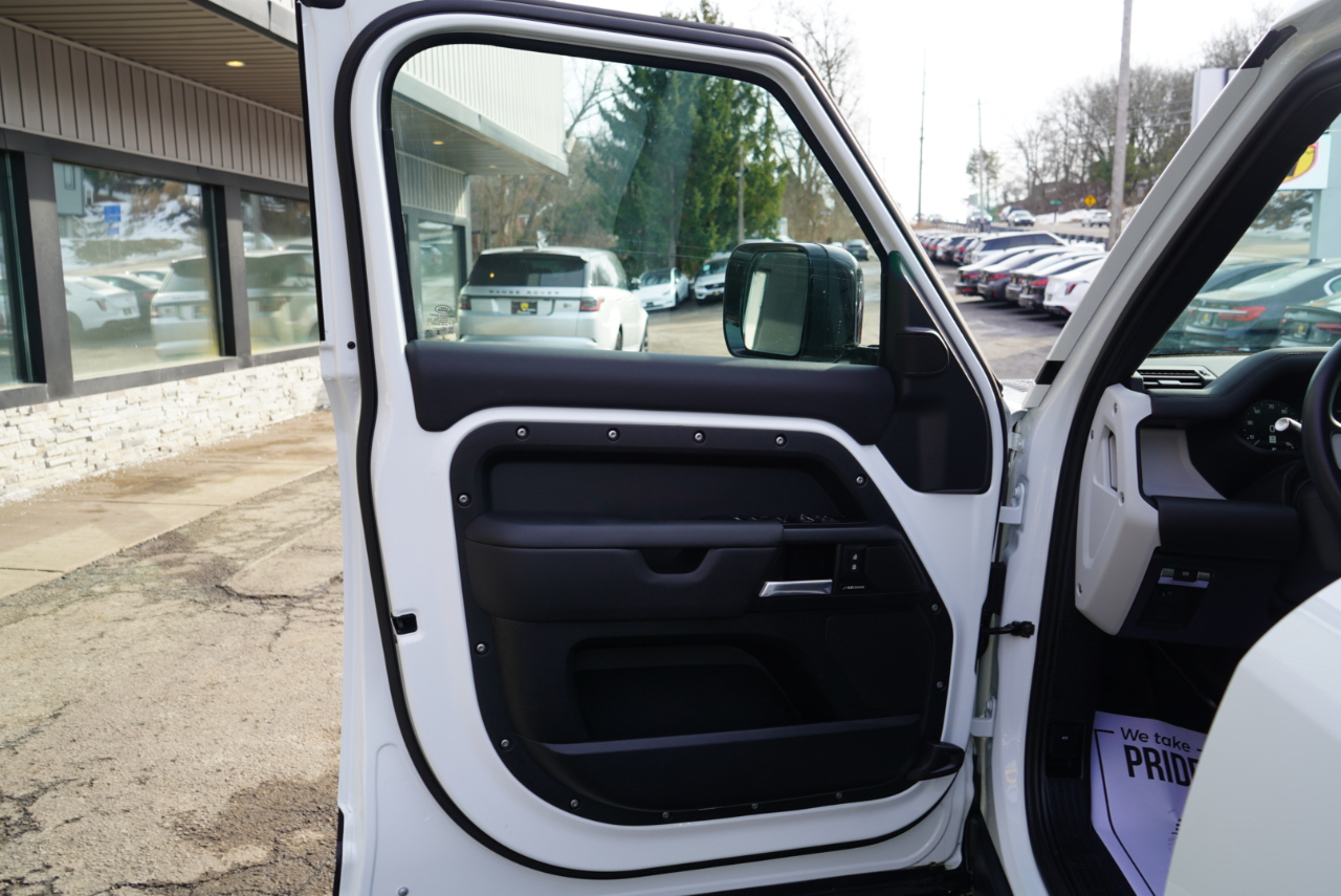 Land Rover Defender 110 P300 S 2025