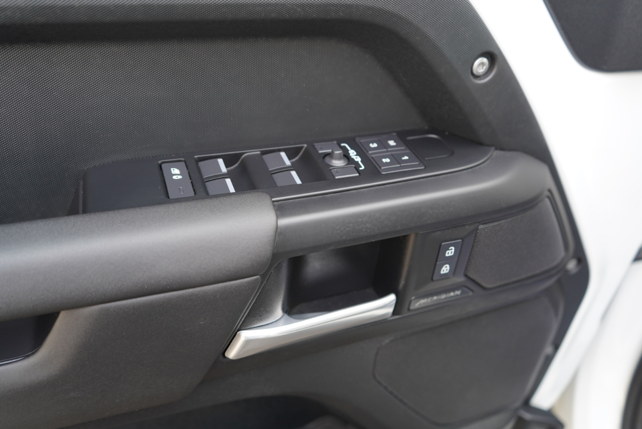 Land Rover Defender 110 P300 S 2025