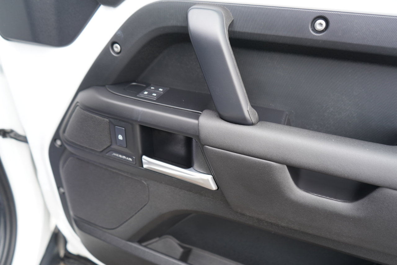 Land Rover Defender 110 P300 S 2025