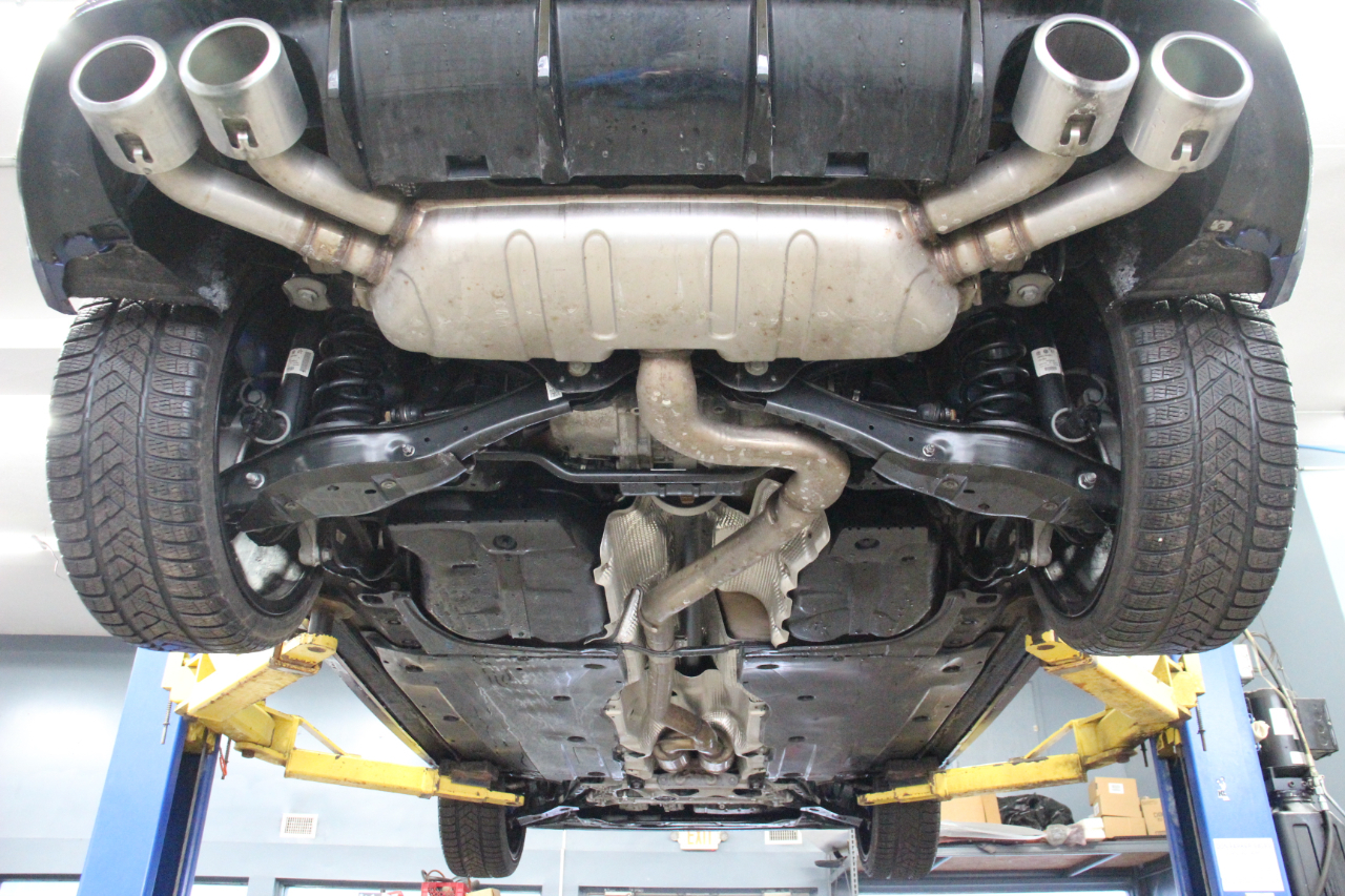 Volkswagen Golf R 2.0T Manual w/DCC/Nav 2023