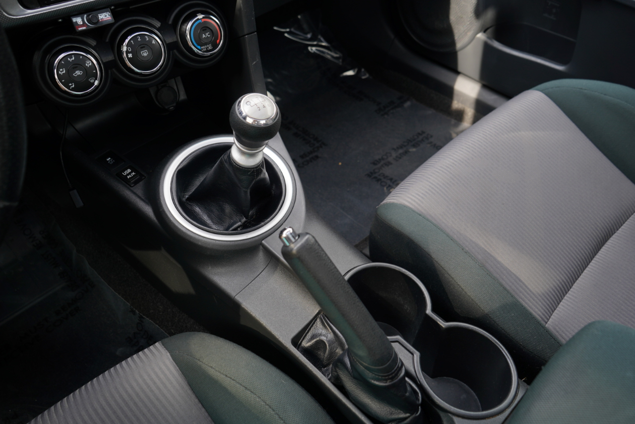 Scion tC 2dr HB Man (Natl) 2015