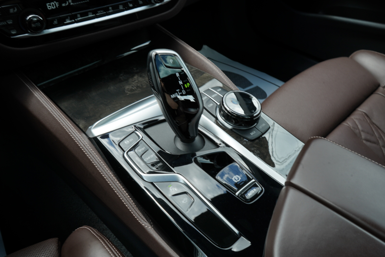 BMW 5 Series M550i xDrive Sedan 2023