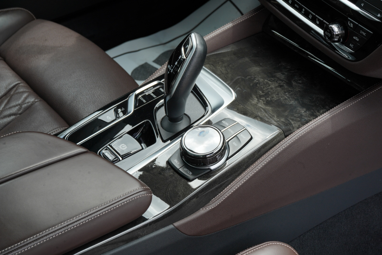 BMW 5 Series M550i xDrive Sedan 2023