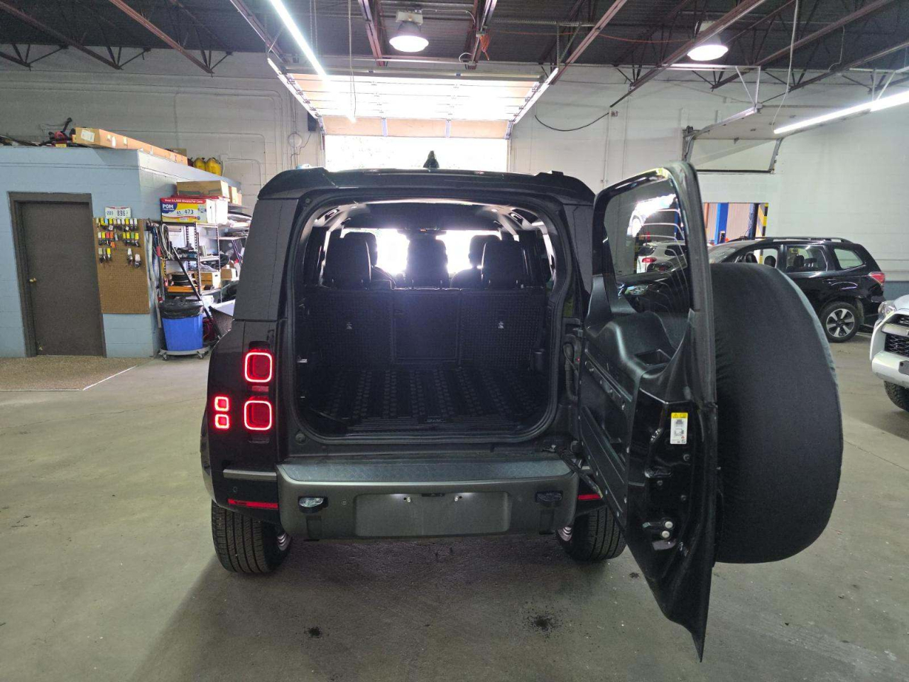 Land Rover Defender 110 X-Dynamic SE AWD 2021