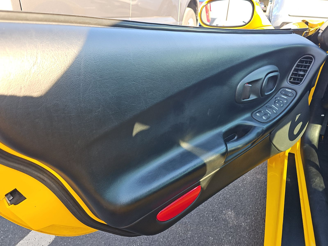 Chevrolet Corvette 2dr Convertible 2000