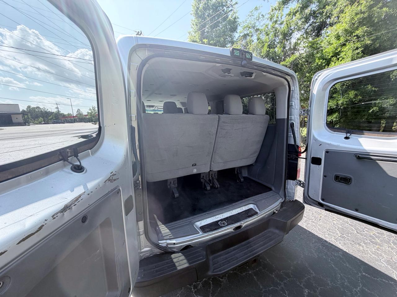 Nissan NV Passenger 3500 S V8 2014