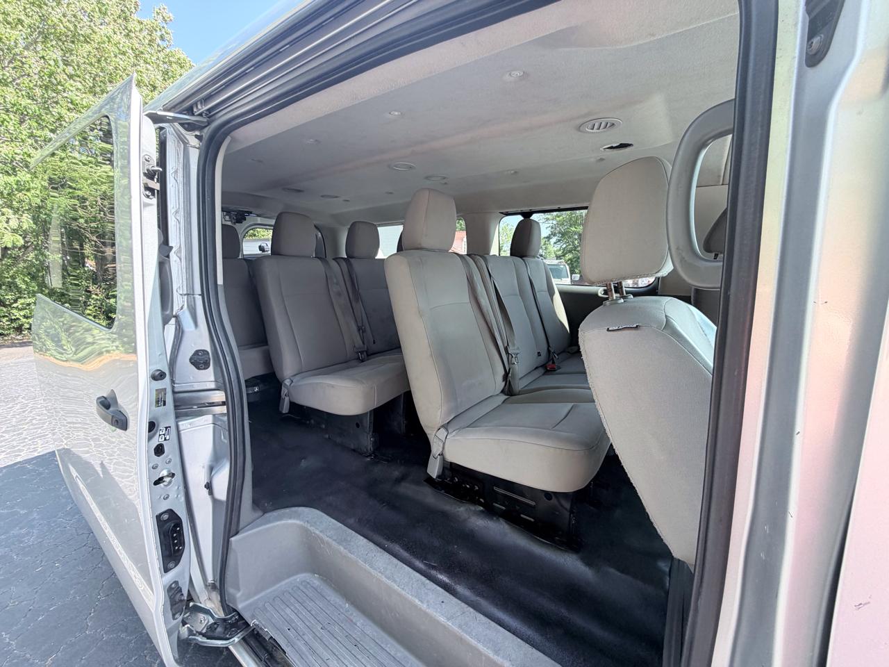 Nissan NV Passenger 3500 S V8 2014
