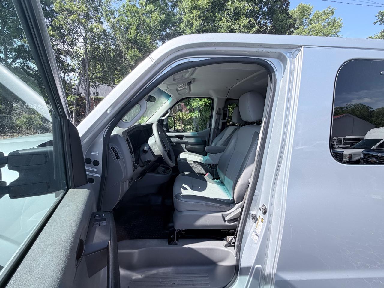 Nissan NV Passenger 3500 S V8 2014