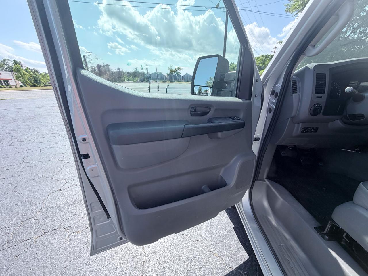 Nissan NV Passenger 3500 S V8 2014