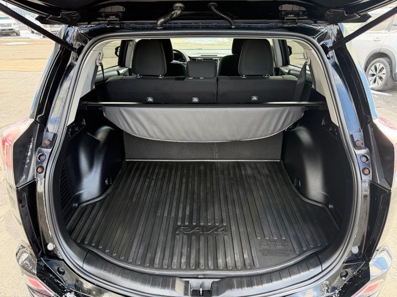 Toyota RAV4 LE AWD 2018