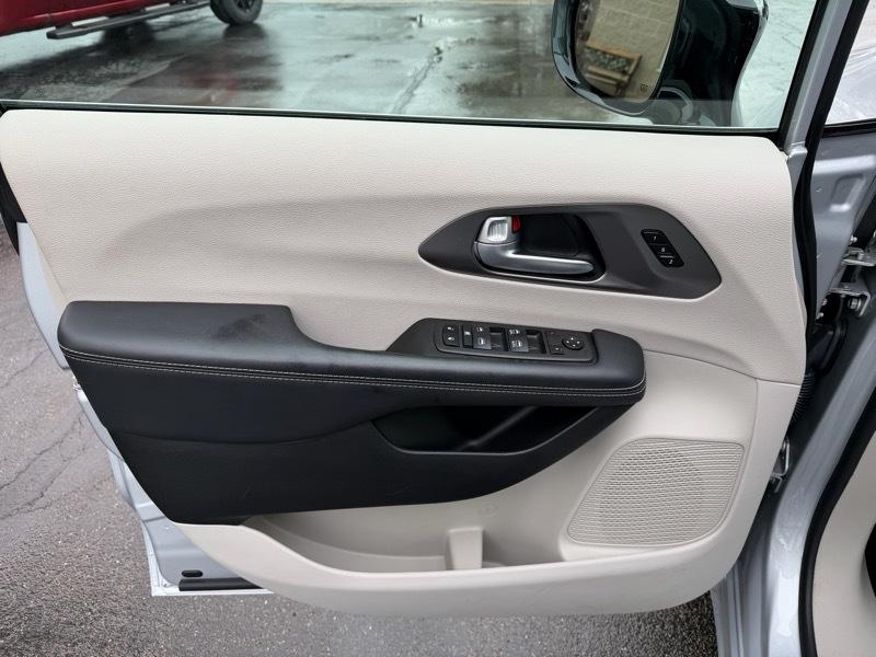 Chrysler Pacifica Touring L 2024