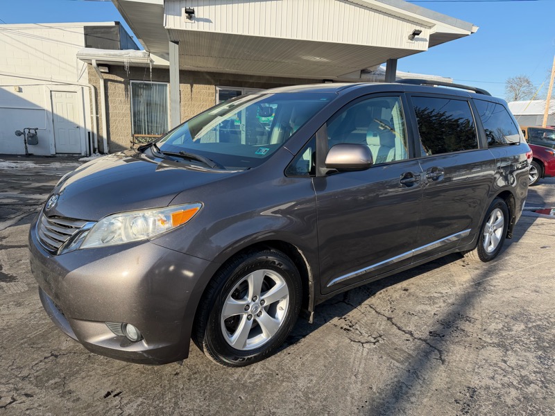 Toyota Sienna XLE FWD 8-Passenger V6 2012