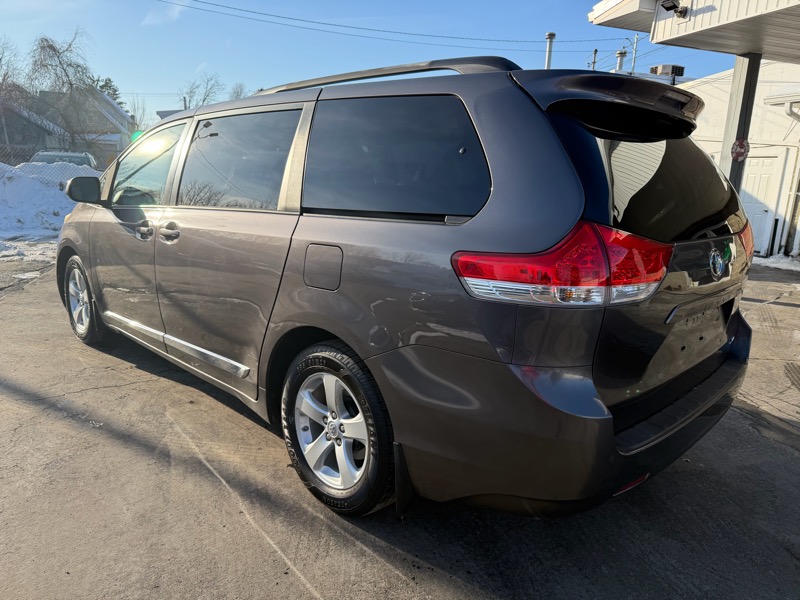 Toyota Sienna XLE FWD 8-Passenger V6 2012