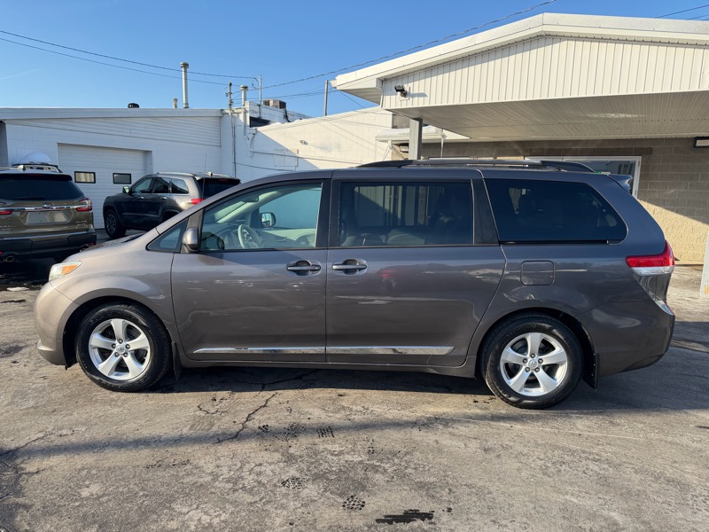 Toyota Sienna XLE FWD 8-Passenger V6 2012