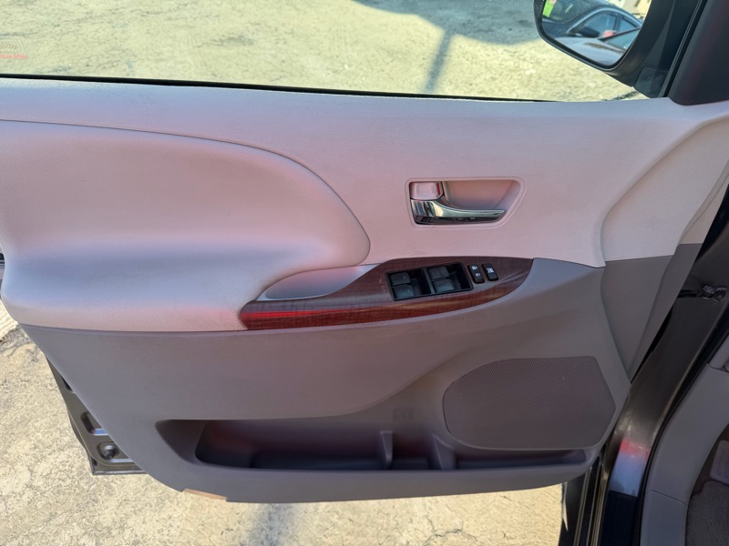 Toyota Sienna XLE FWD 8-Passenger V6 2012