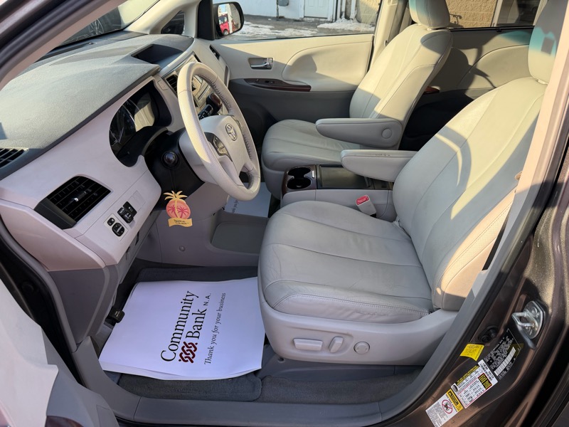 Toyota Sienna XLE FWD 8-Passenger V6 2012