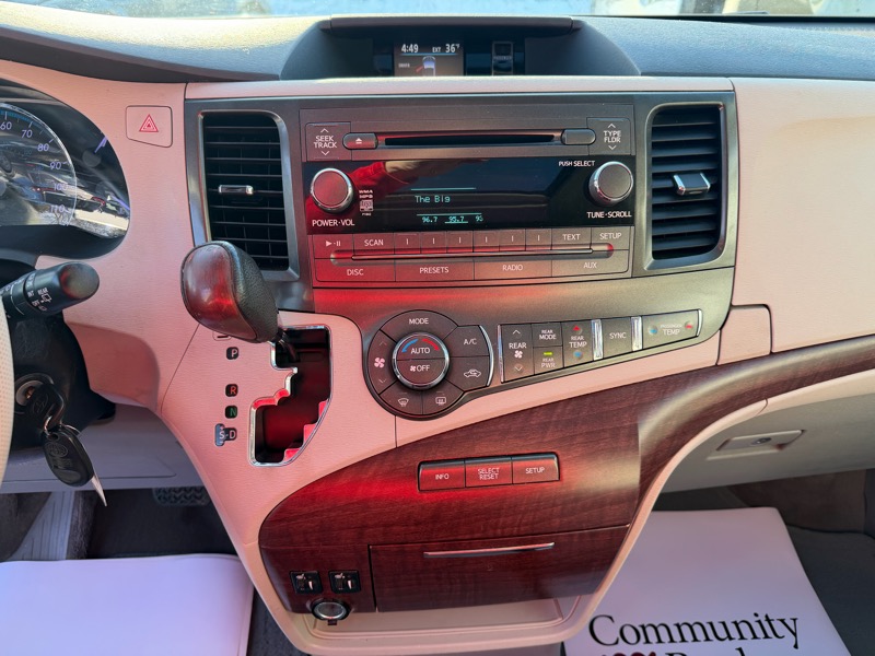 Toyota Sienna XLE FWD 8-Passenger V6 2012