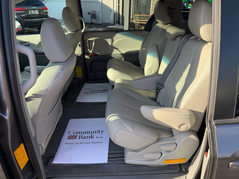Toyota Sienna XLE FWD 8-Passenger V6 2012