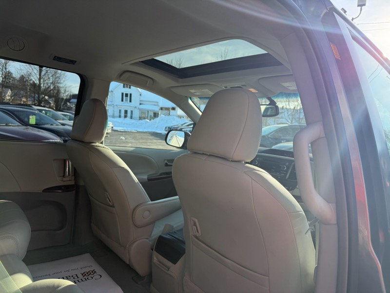 Toyota Sienna XLE FWD 8-Passenger V6 2012