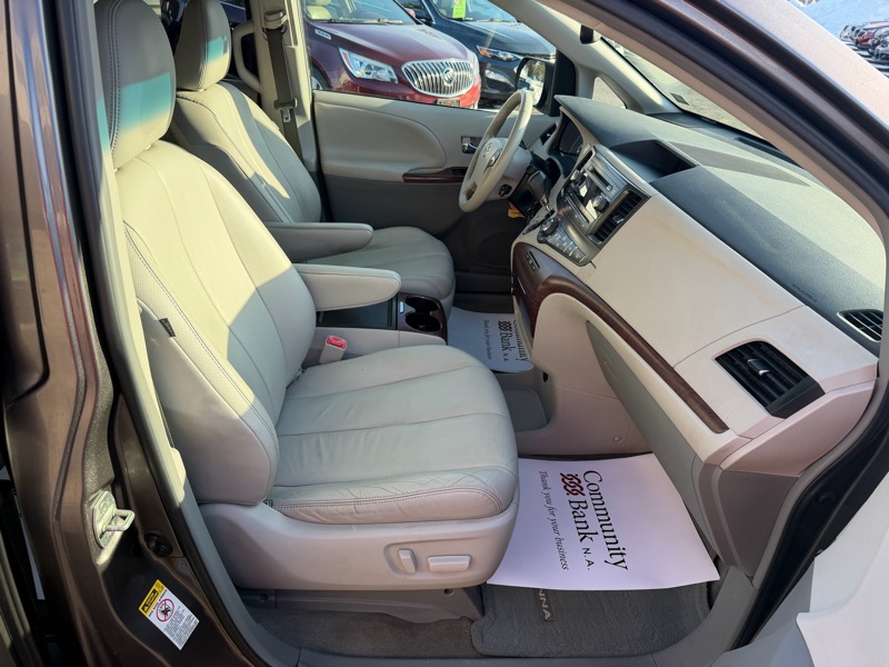 Toyota Sienna XLE FWD 8-Passenger V6 2012