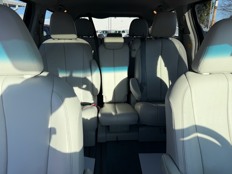Toyota Sienna XLE FWD 8-Passenger V6 2012