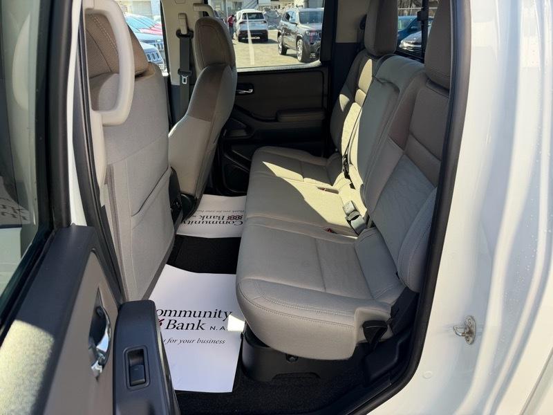 Nissan Frontier SV Crew Cab 4WD 2022