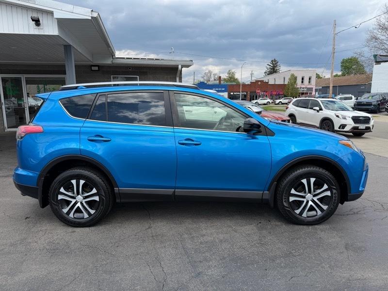 Toyota RAV4 LE AWD 2018