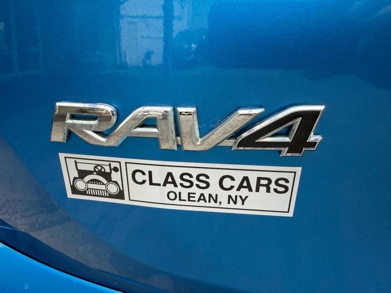 Toyota RAV4 LE AWD 2018