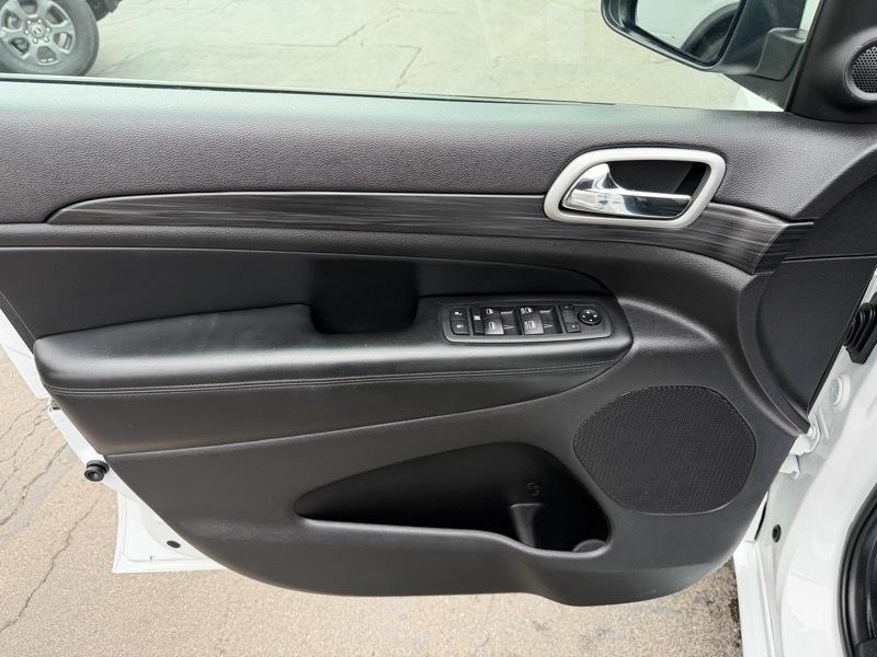 Jeep Grand Cherokee Altitude 4D SUV 4WD 2020