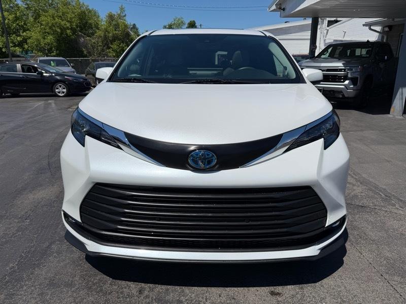 Toyota Sienna XLE 7-Passenger AWD 2025
