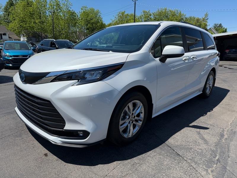 Toyota Sienna XLE 7-Passenger AWD 2025
