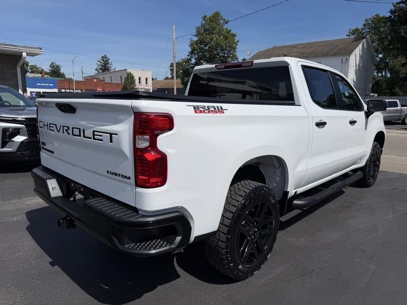 Chevrolet Silverado 1500 Trail Boss Custom Crew Cab 4WD 2023