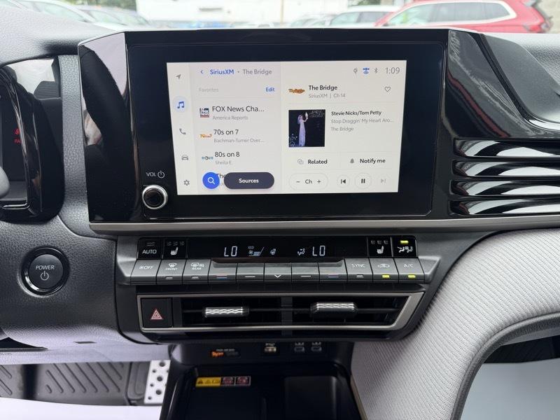 Toyota Camry Hybrid SE AWD 2025