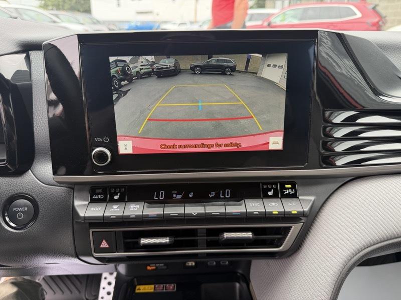 Toyota Camry Hybrid SE AWD 2025