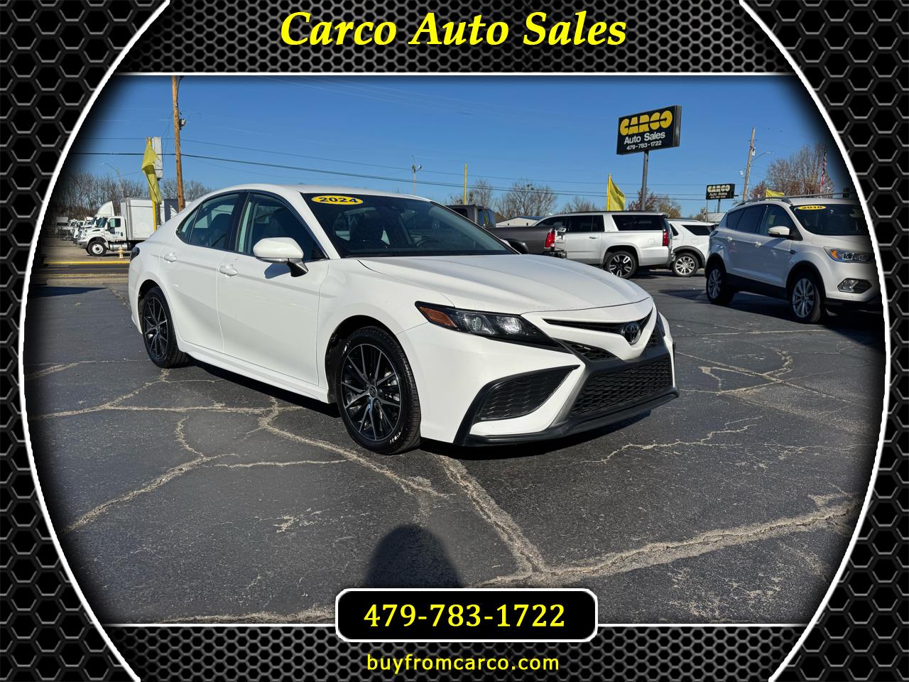 2024 Toyota Camry SE's photo