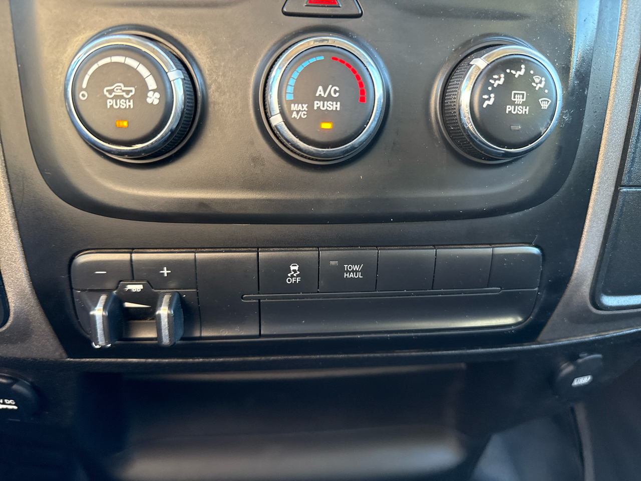 RAM 1500 Classic Tradesman 4x4 Crew Cab 6'4" Box 2022