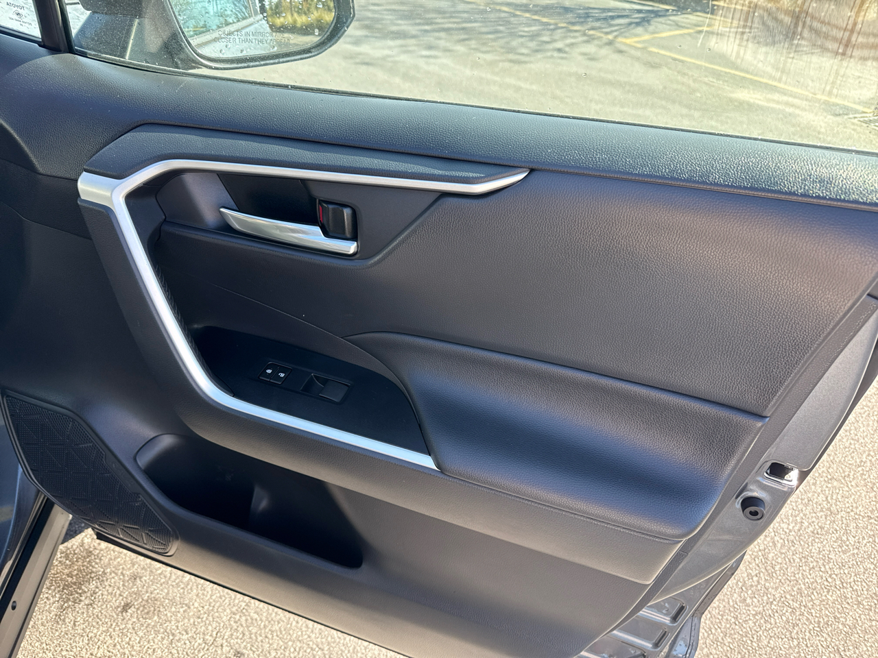 Toyota RAV4 XLE FWD (Natl) 2021