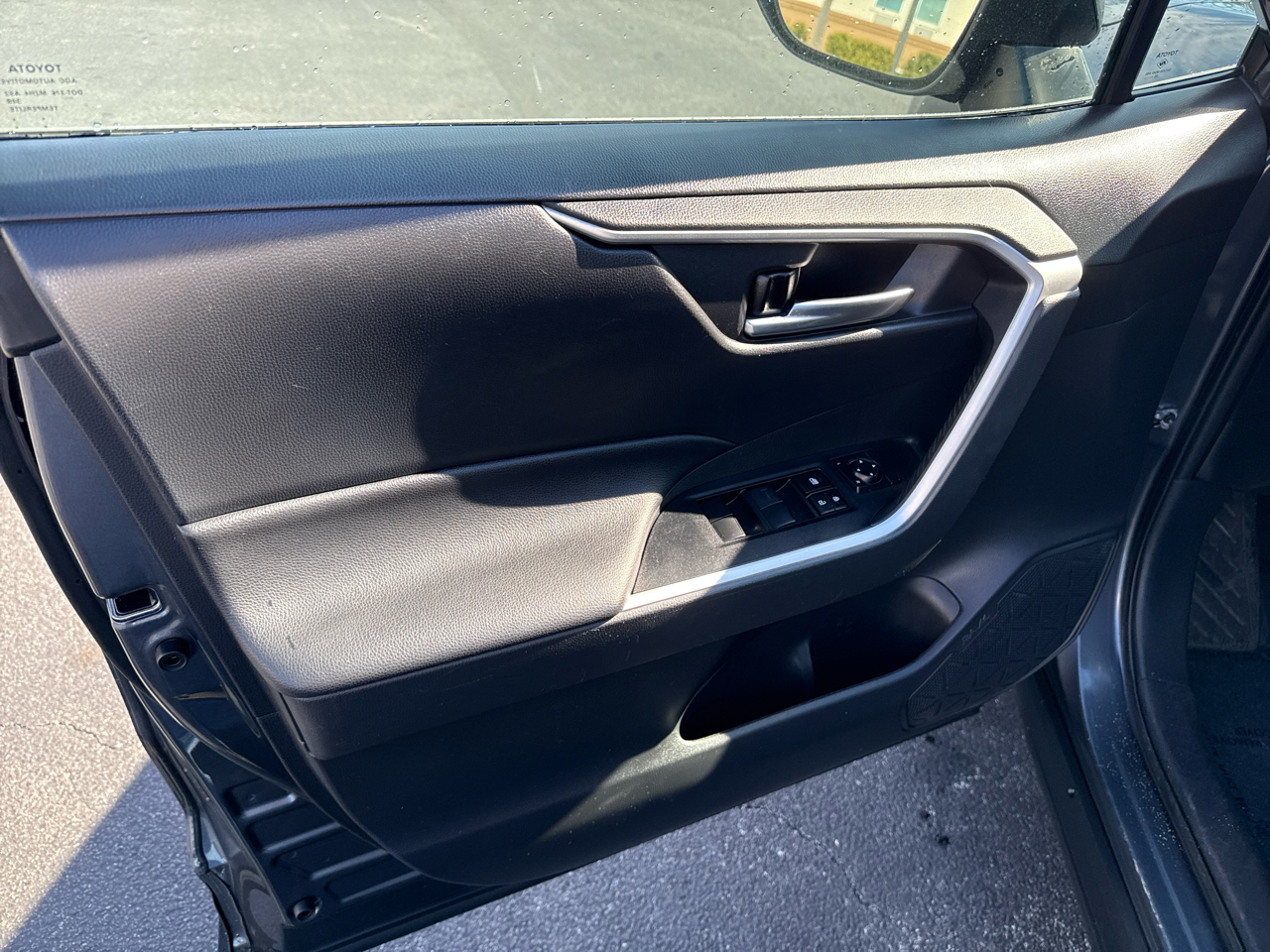 Toyota RAV4 XLE FWD (Natl) 2021