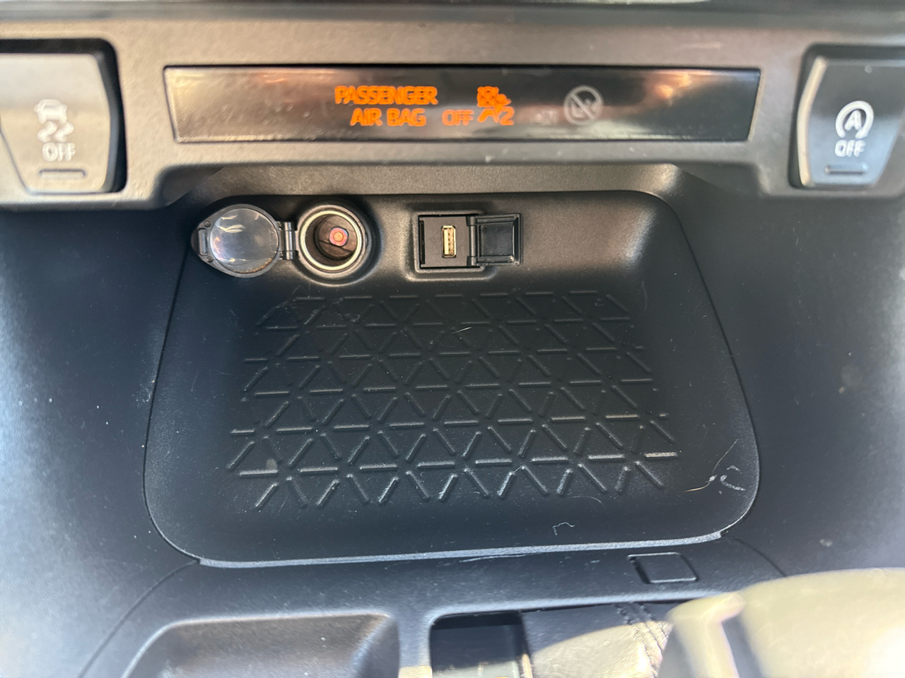 Toyota RAV4 XLE FWD (Natl) 2021