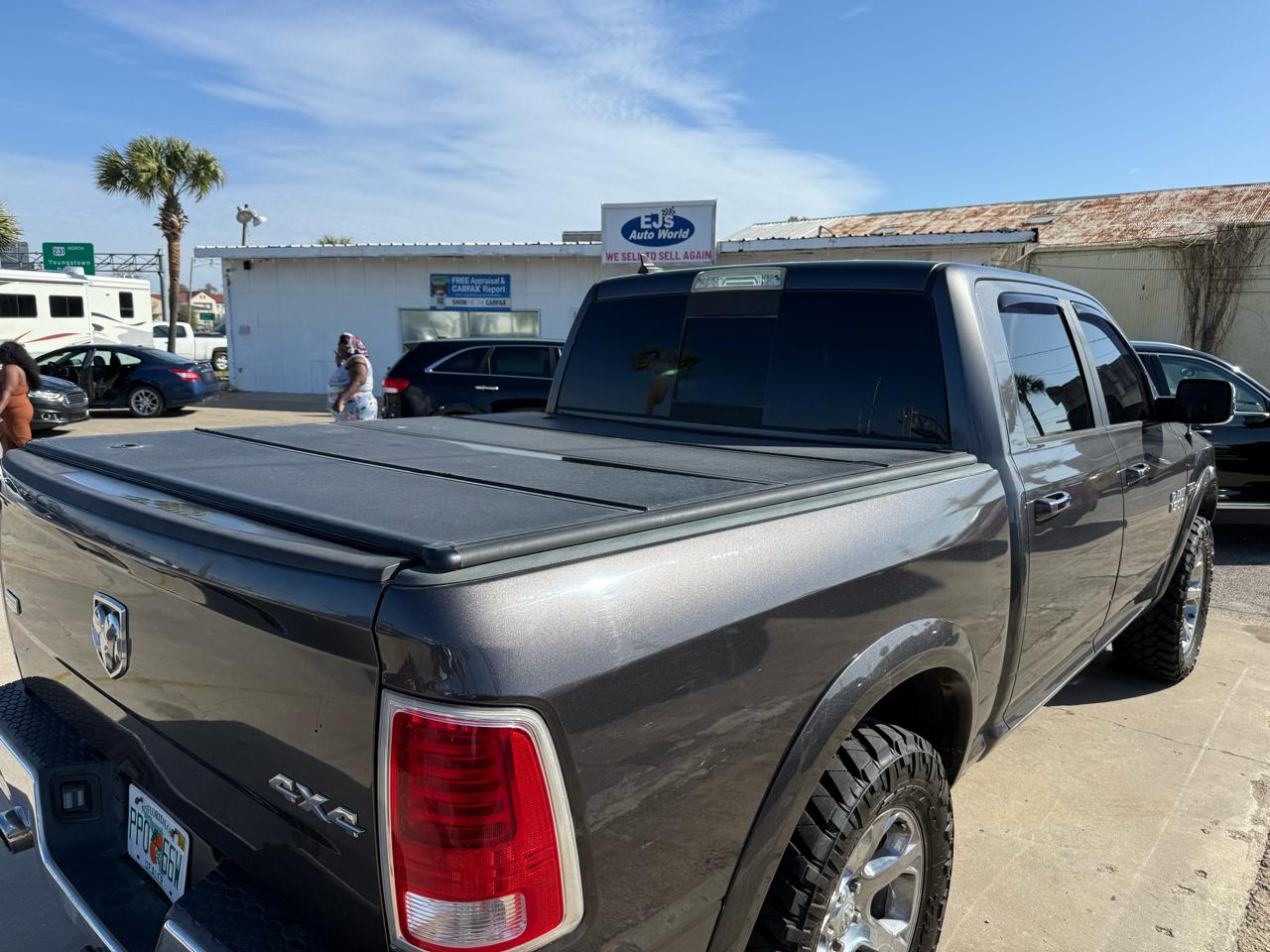 RAM 1500 Laramie 4x4 Crew Cab 5'7" Box 2017