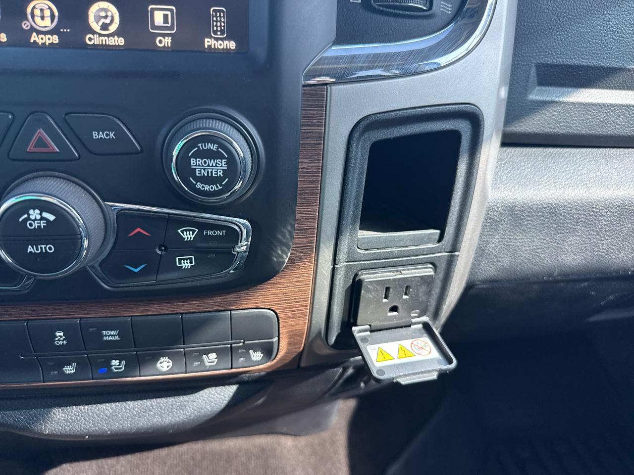 RAM 1500 Laramie 4x4 Crew Cab 5'7" Box 2017