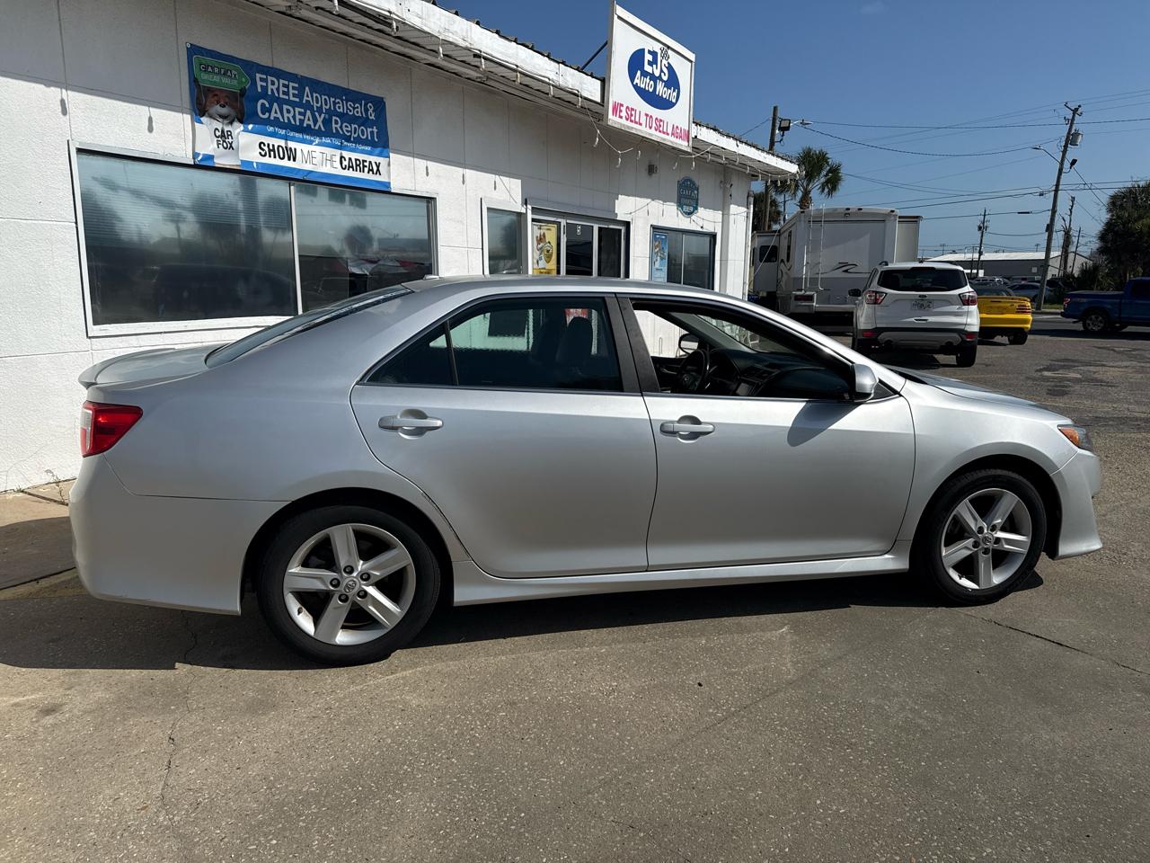 Toyota Camry 4dr Sdn I4 Auto SE (Natl) 2012