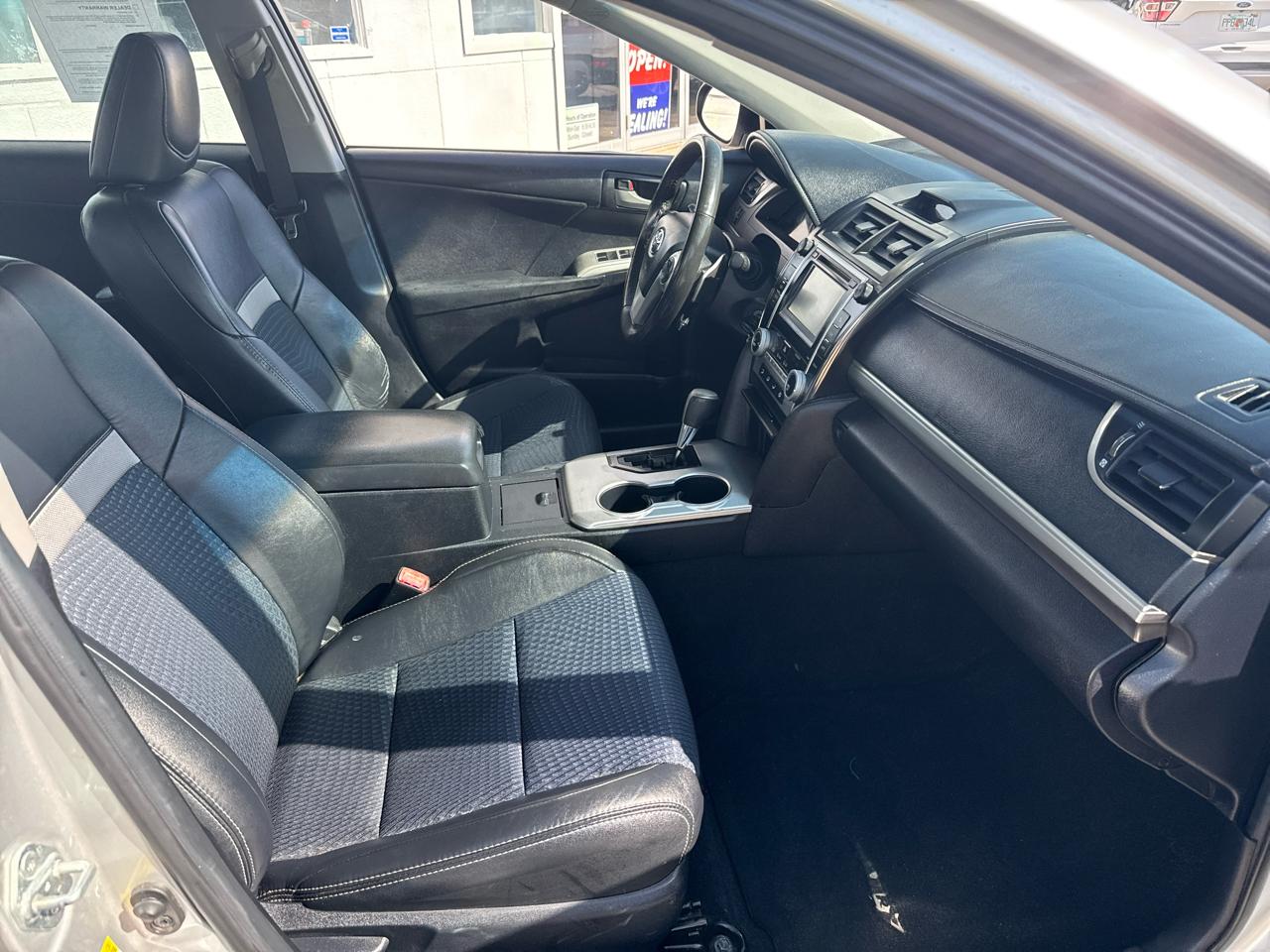 Toyota Camry 4dr Sdn I4 Auto SE (Natl) 2012