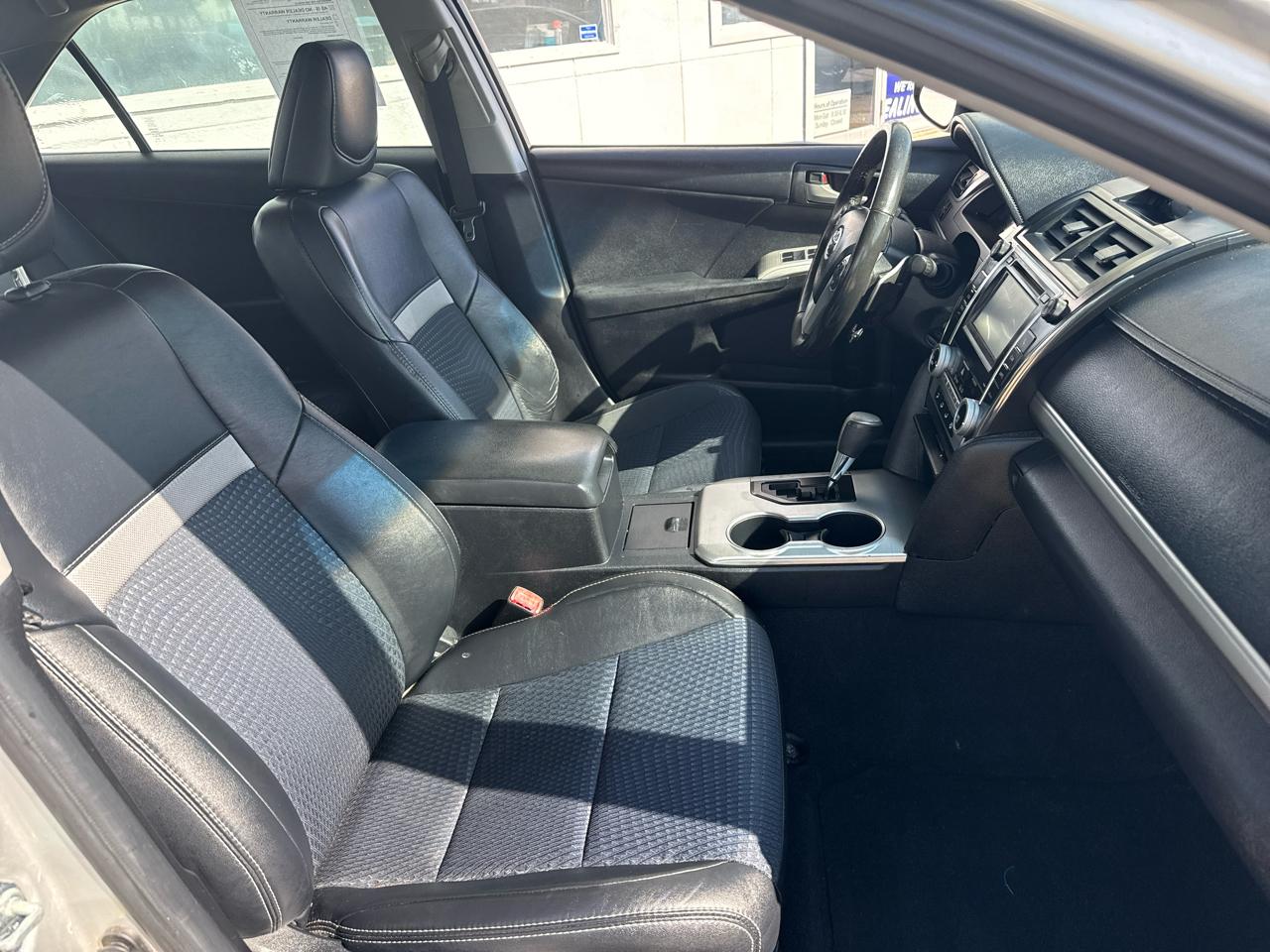 Toyota Camry 4dr Sdn I4 Auto SE (Natl) 2012