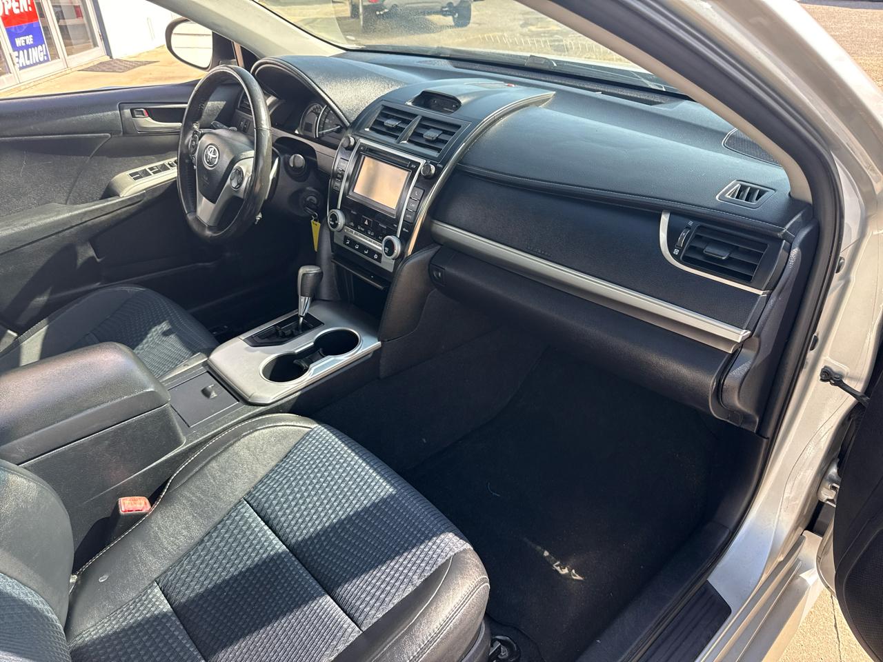 Toyota Camry 4dr Sdn I4 Auto SE (Natl) 2012