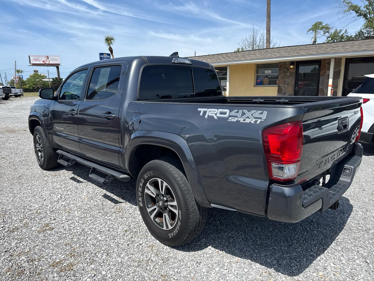 Toyota Tacoma TRD Off Road Double Cab 5' Bed V6 4x4 MT (Natl) 2017