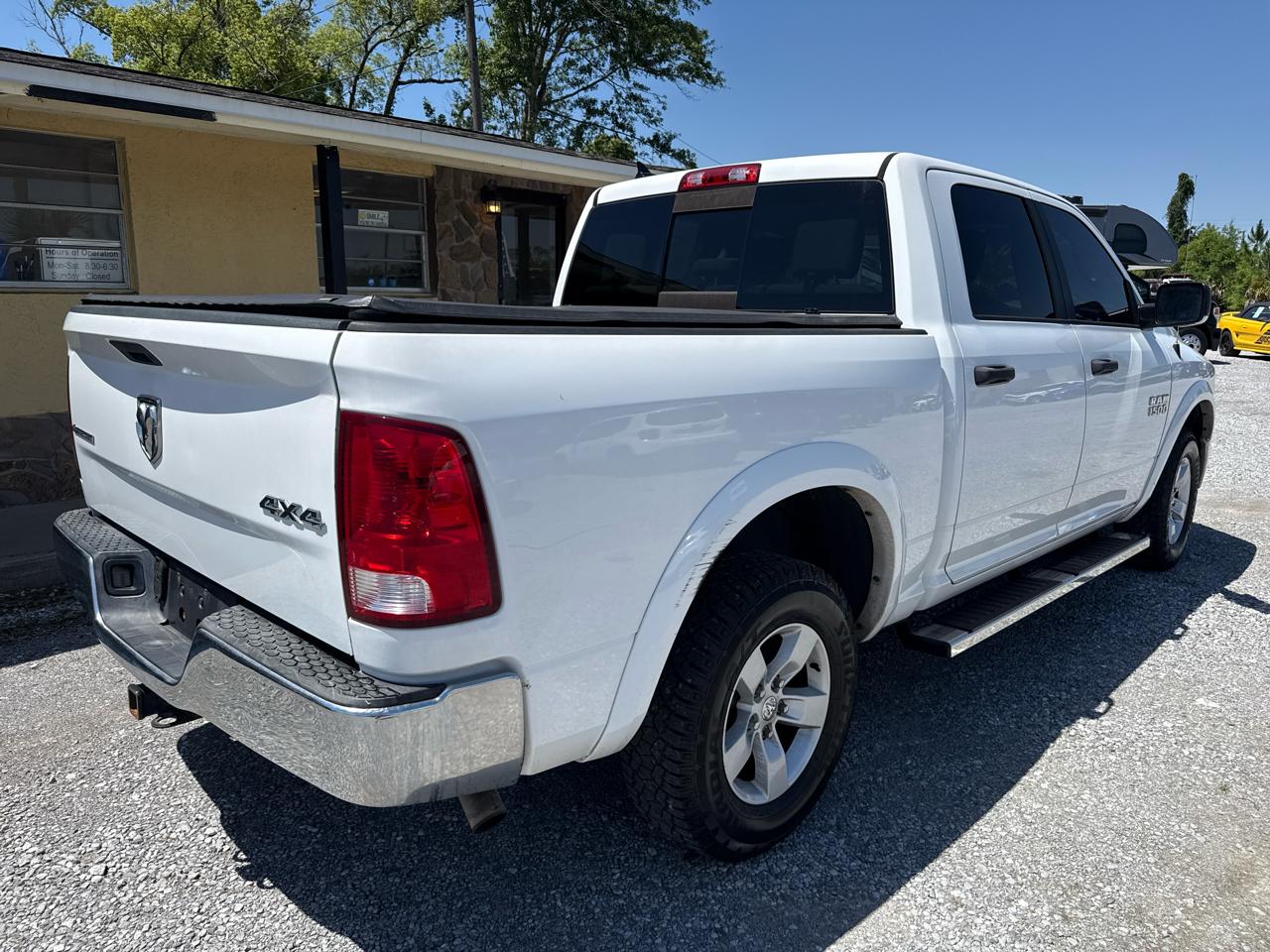 RAM 1500 4WD Crew Cab 140.5" Outdoorsman 2016