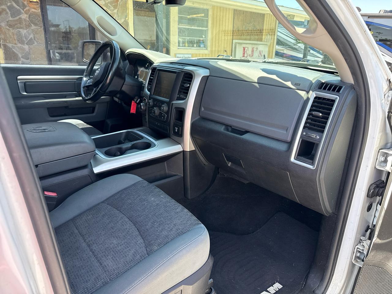RAM 1500 4WD Crew Cab 140.5" Outdoorsman 2016