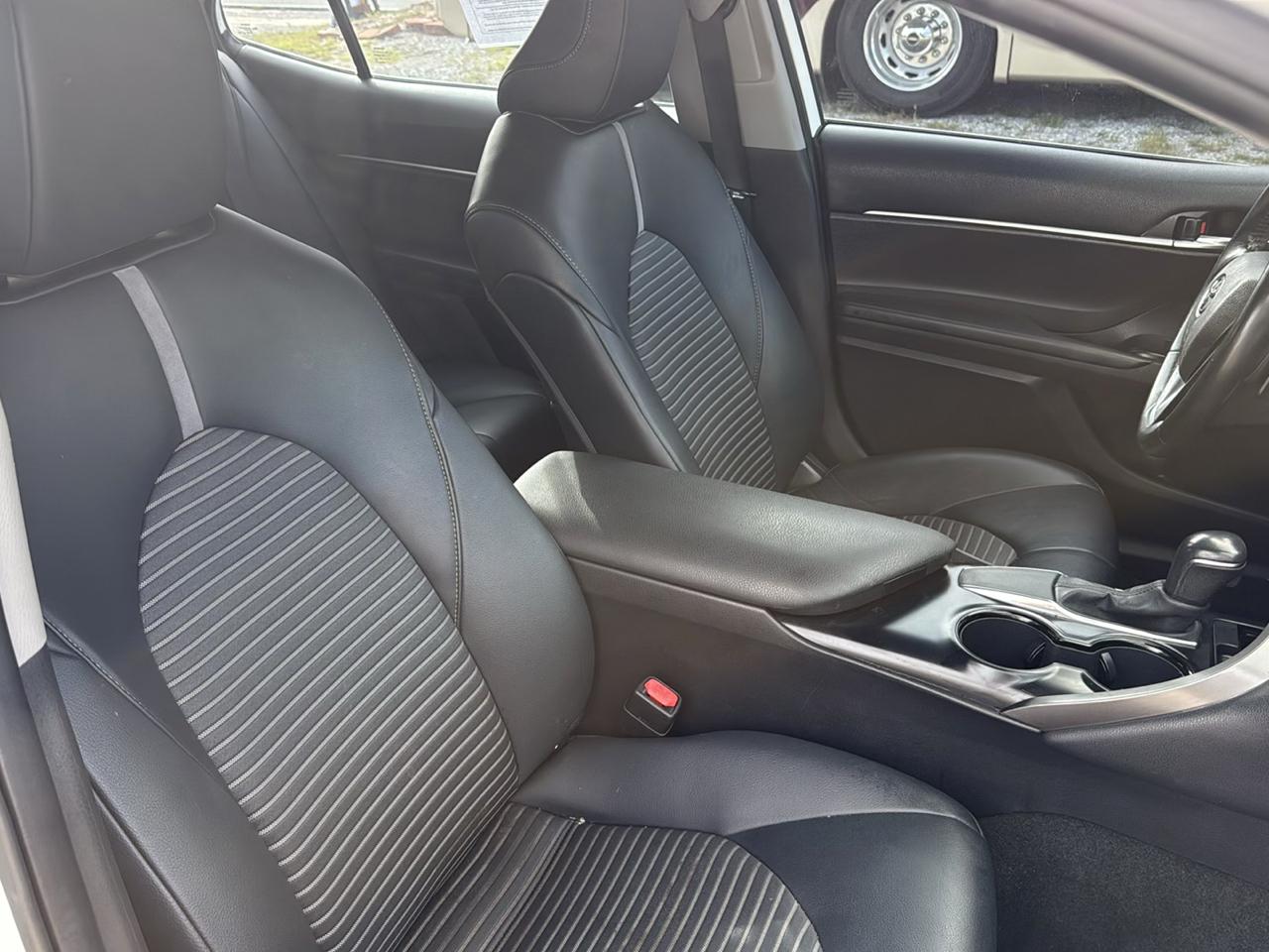 Toyota Camry SE Auto (Natl) 2020